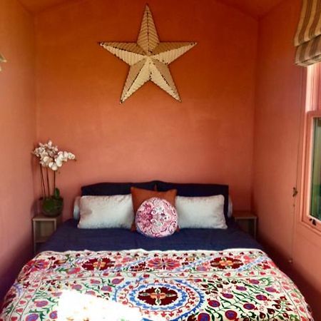 Отель The Oaks Glamping - Magpie Half Shepherds Hut Colkirk Экстерьер фото